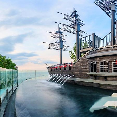 Somerset Pattaya Exterior foto The pirate ship at the park