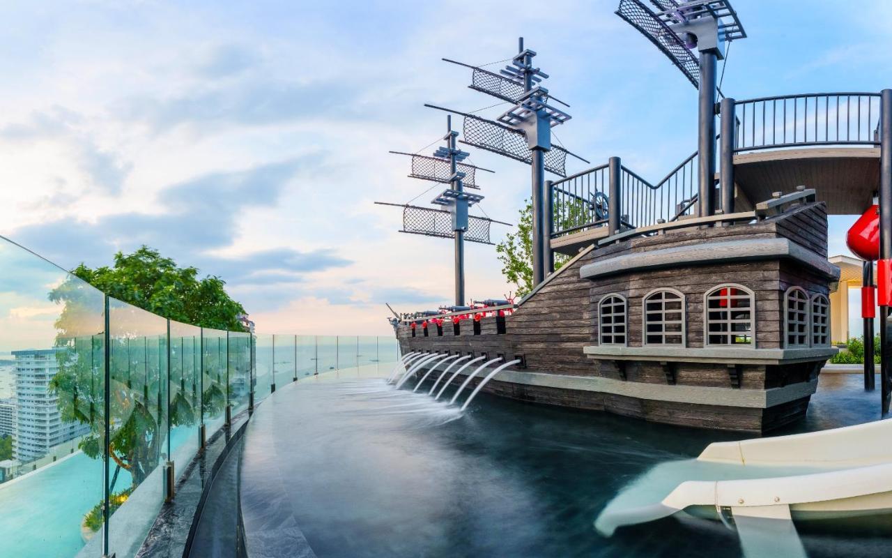 Somerset Pattaya Exterior foto The pirate ship at the park