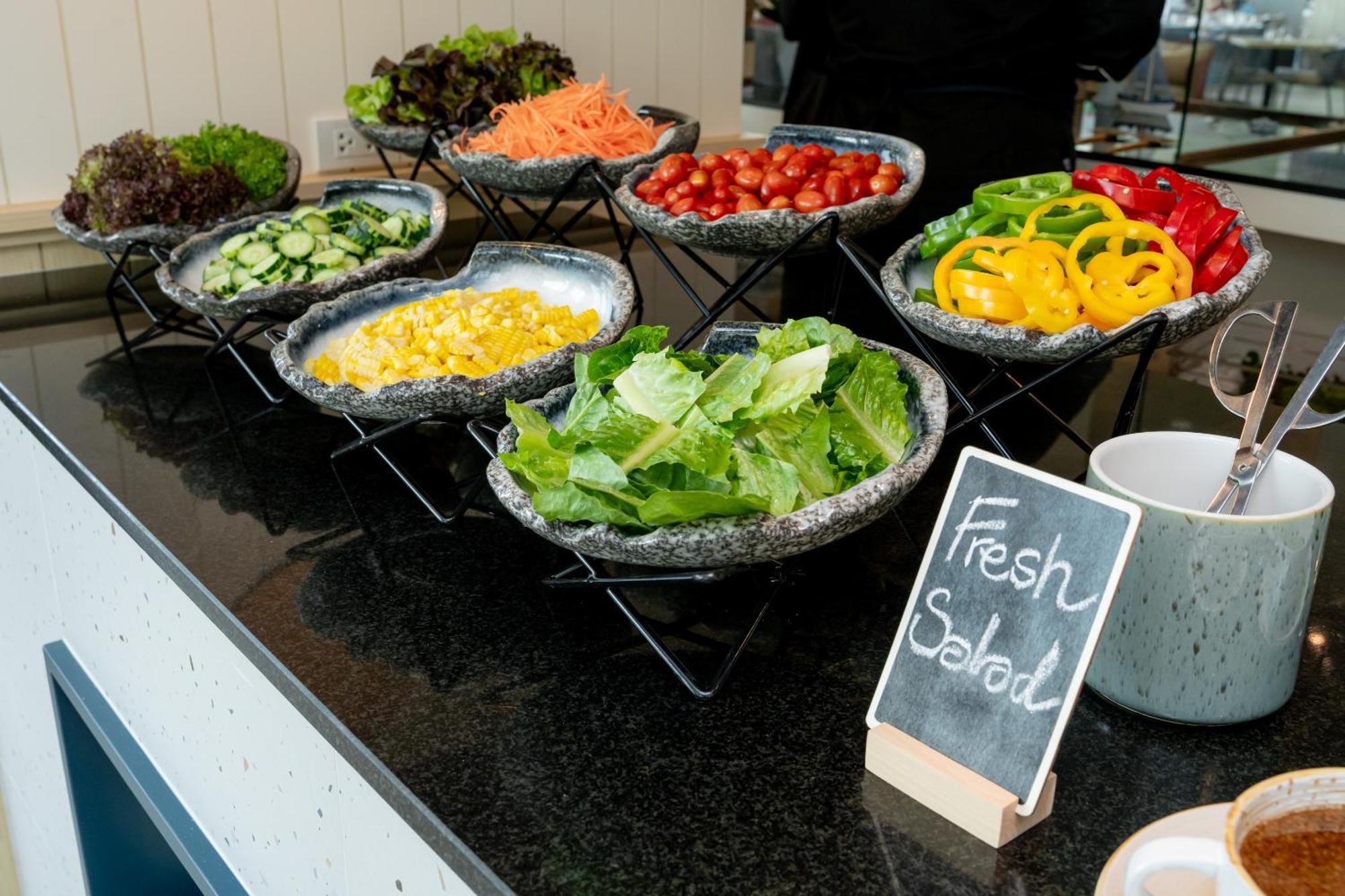 Somerset Pattaya Exterior foto A salad bar