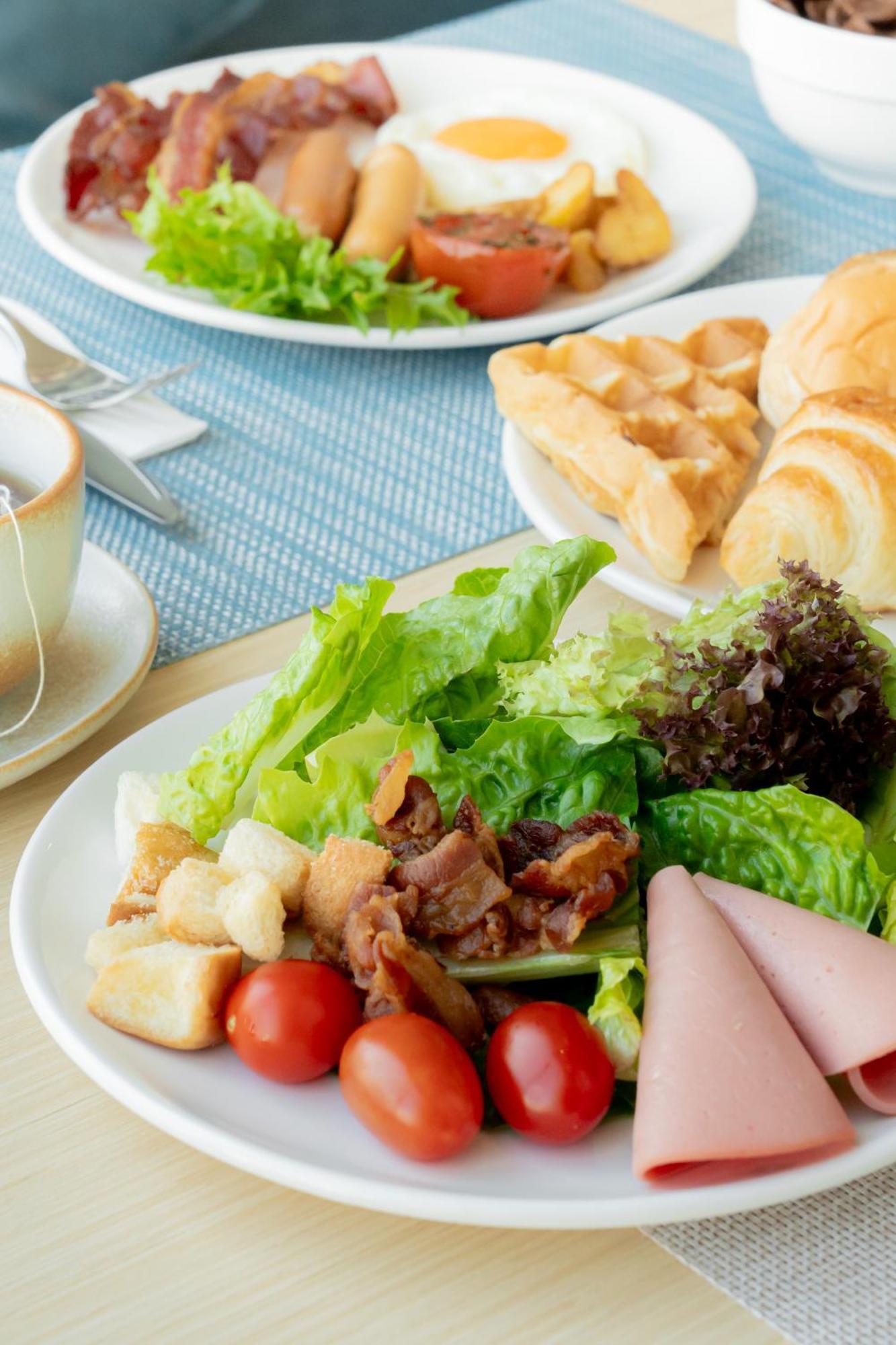 Somerset Pattaya Exterior foto A salad with bacon