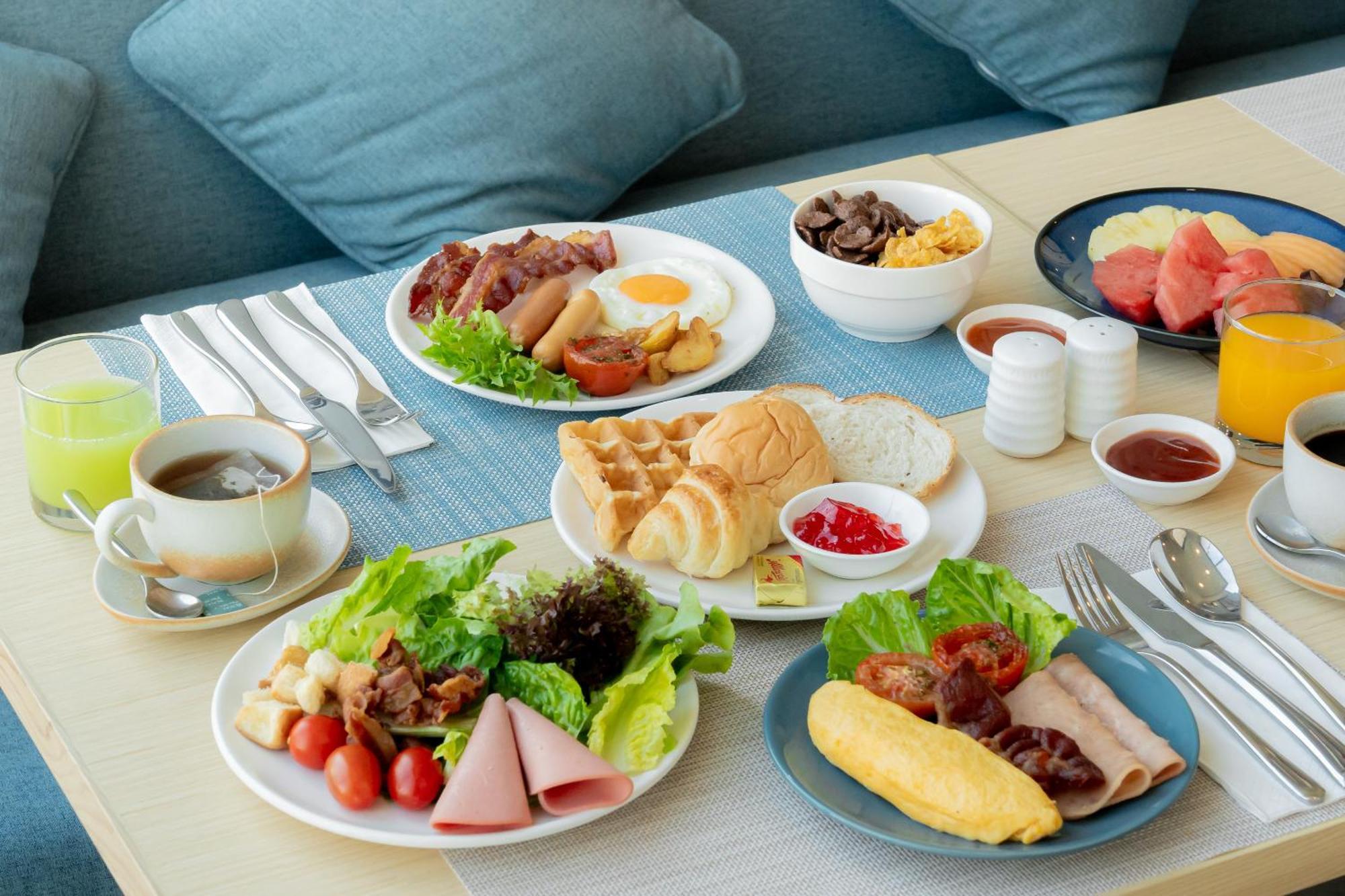 Somerset Pattaya Exterior foto A typical Western breakfast